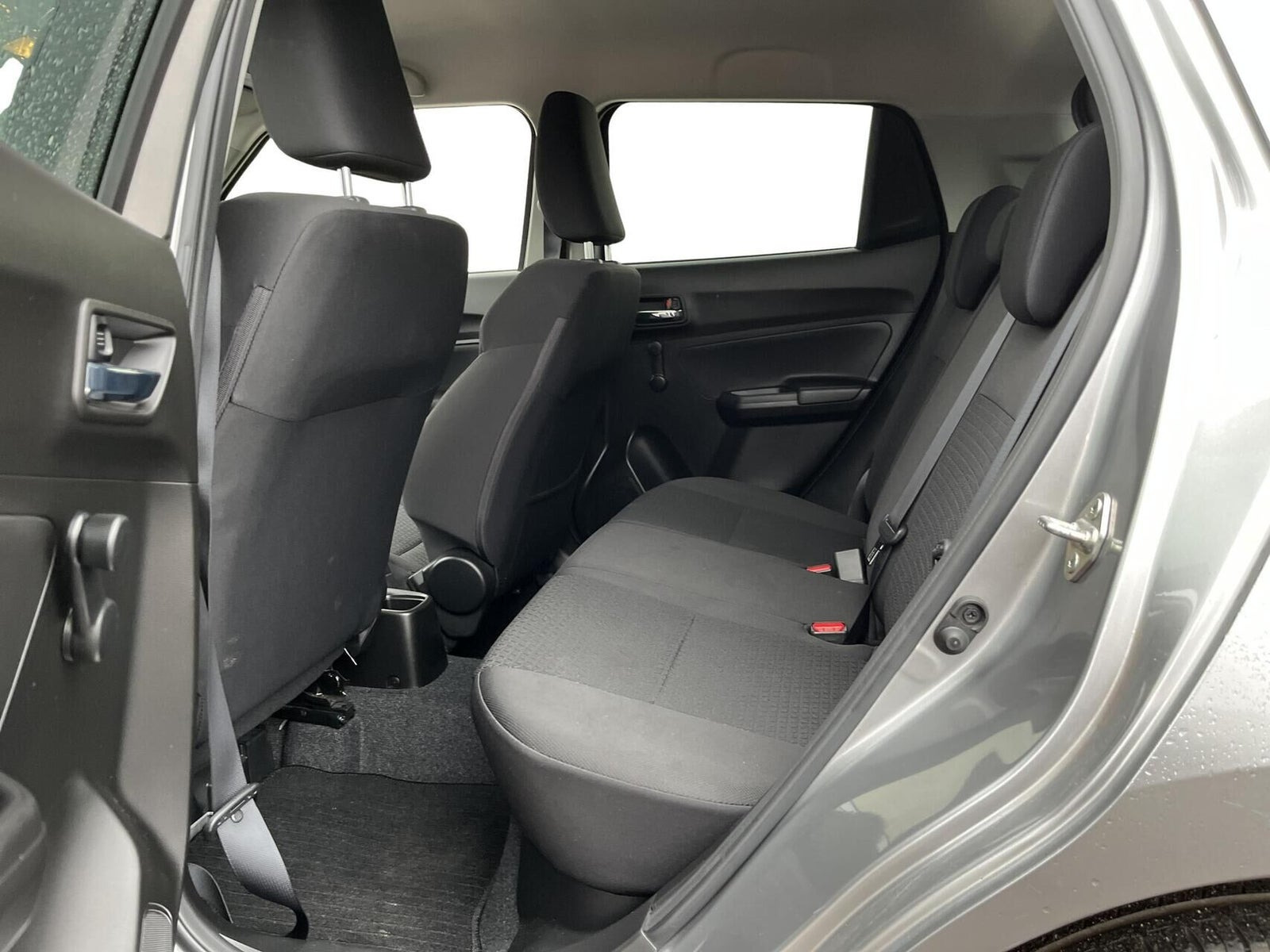 Grå Suzuki Swift fra 2023