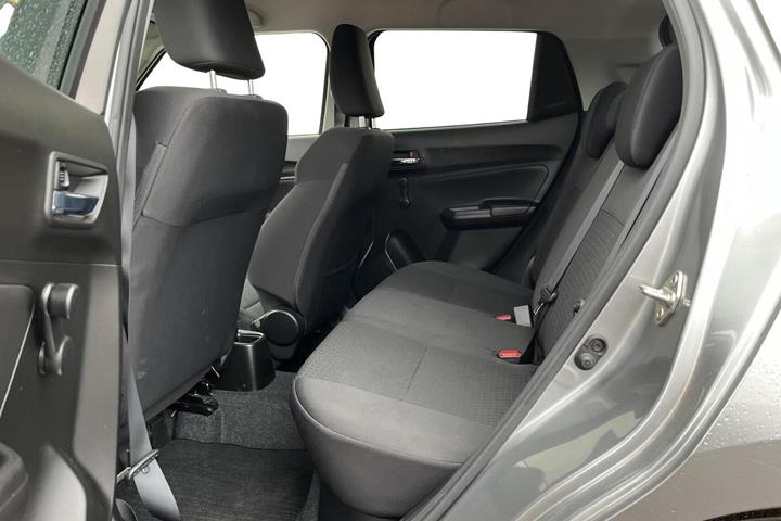 Grå Suzuki Swift fra 2023