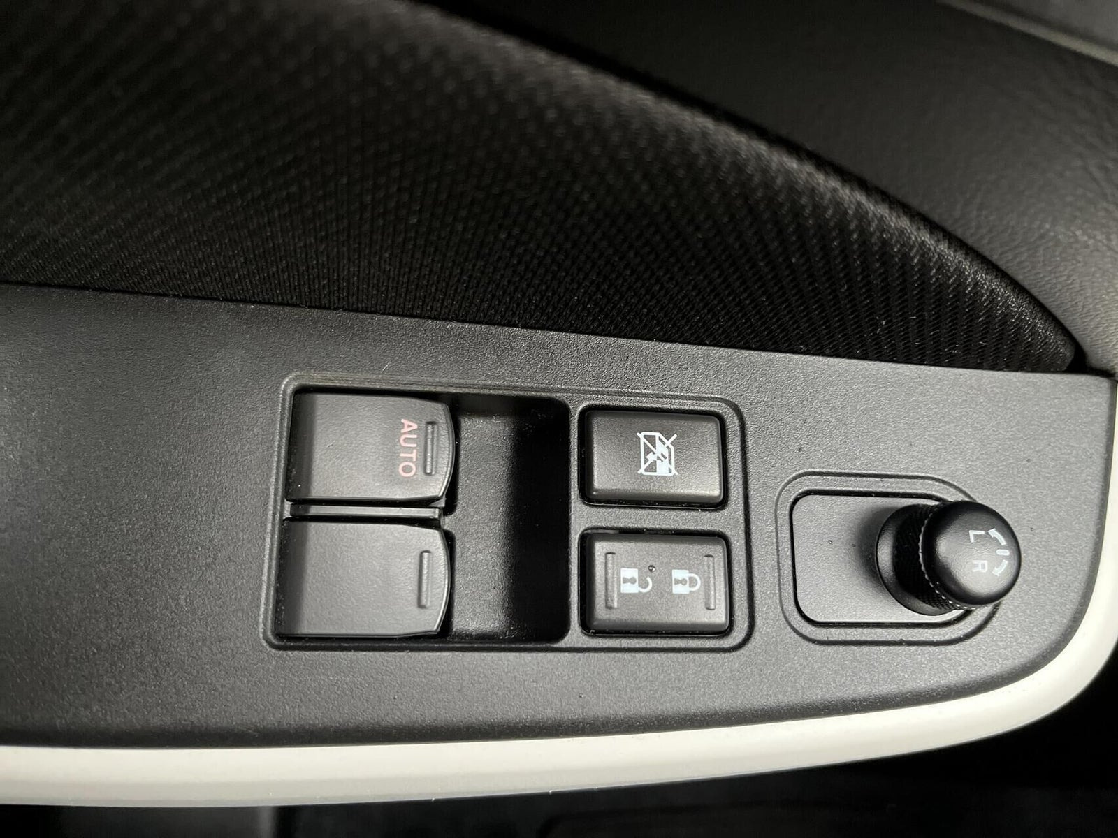 Grå Suzuki Swift fra 2023