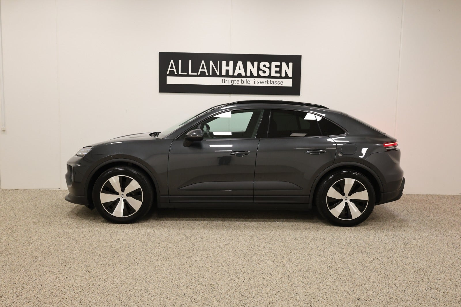 Grå Porsche Macan 4 fra 2024