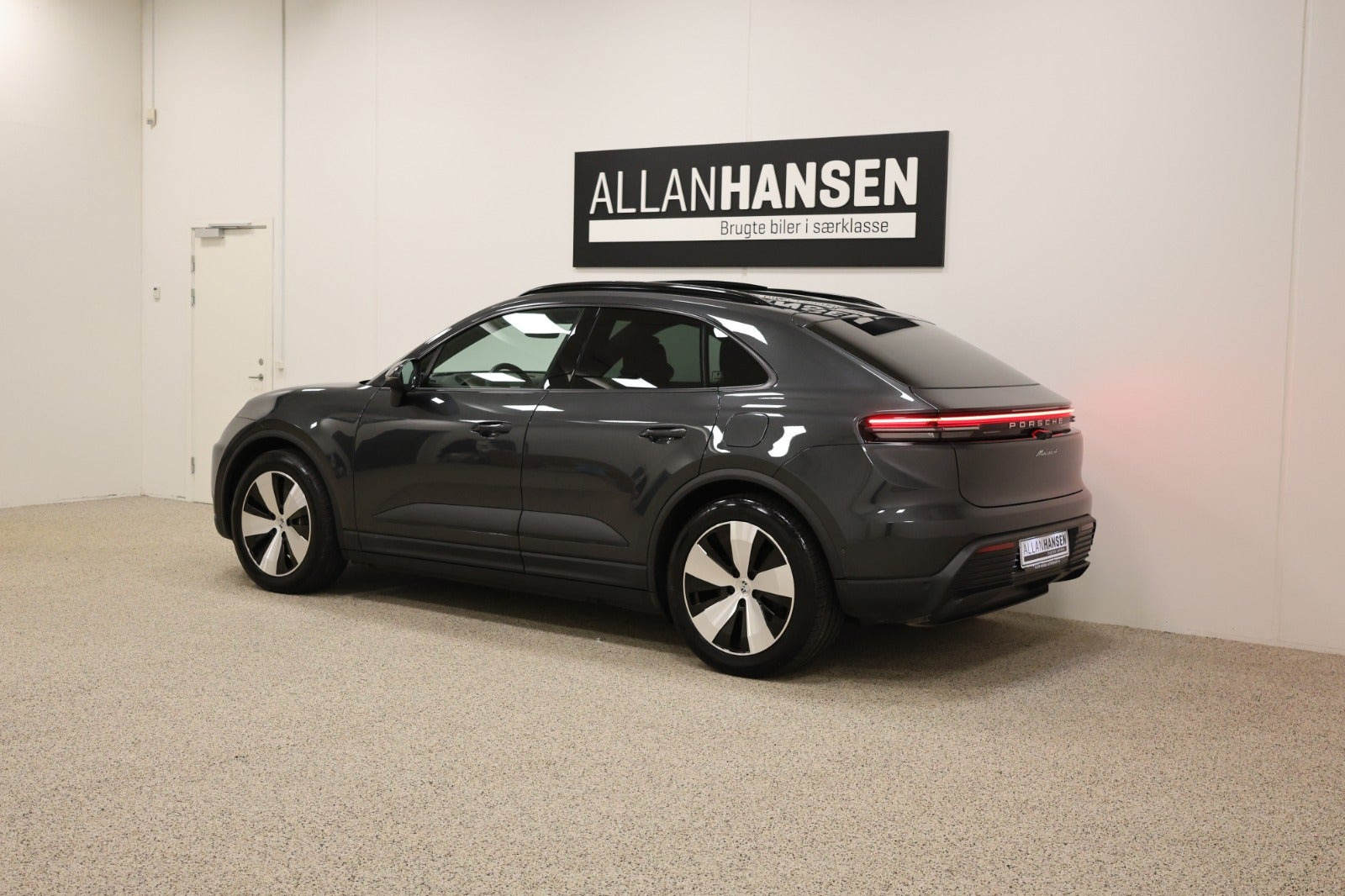 Grå Porsche Macan 4 fra 2024