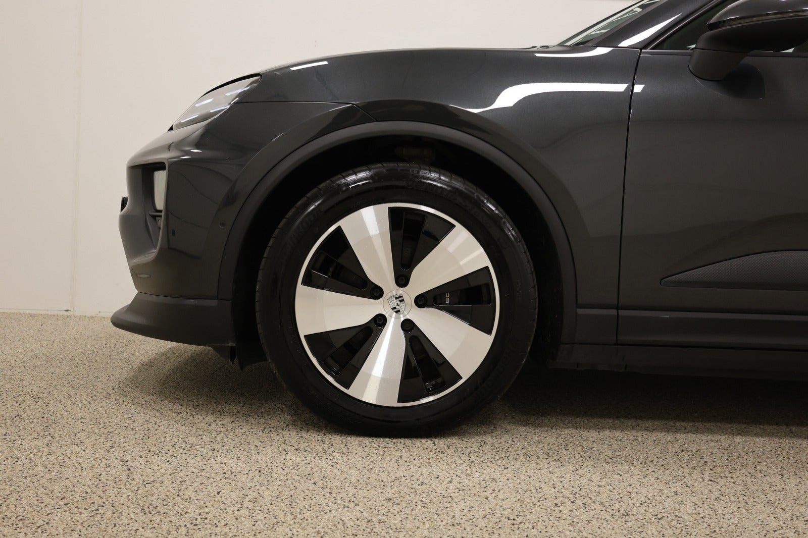Grå Porsche Macan 4 fra 2024