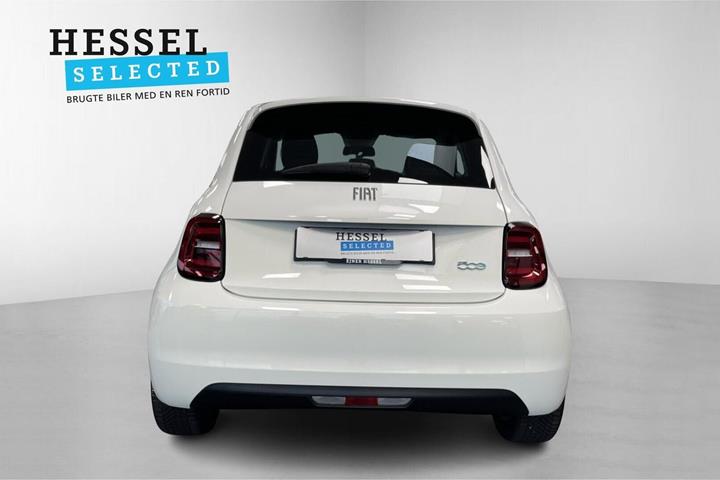 Rød Fiat 500e fra 2023