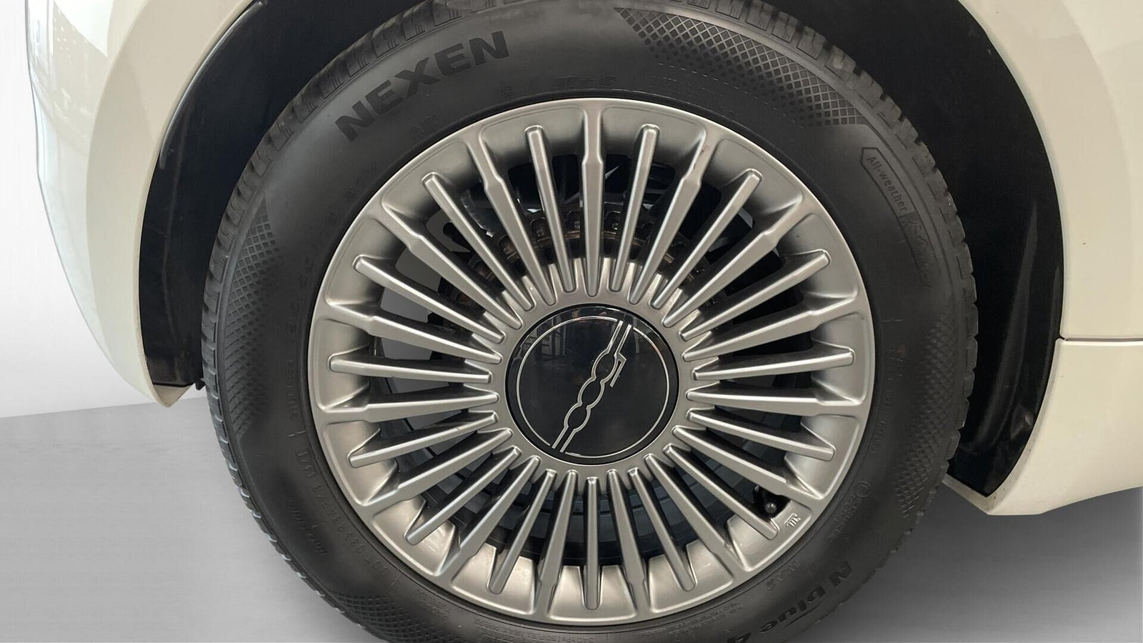 Rød Fiat 500e fra 2023