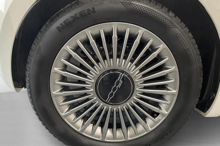 Rød Fiat 500e fra 2023