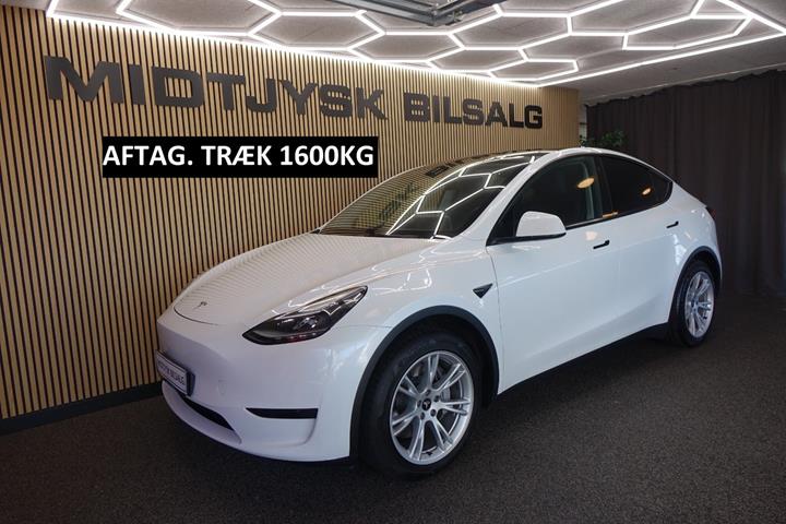 Hvid Tesla Model Y fra 2024 set udefra