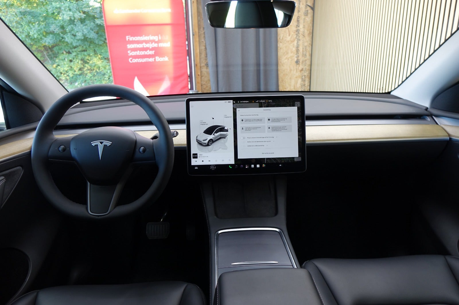 Hvid Tesla Model Y fra 2024