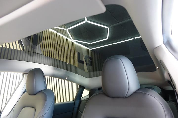 Hvid Tesla Model Y fra 2024