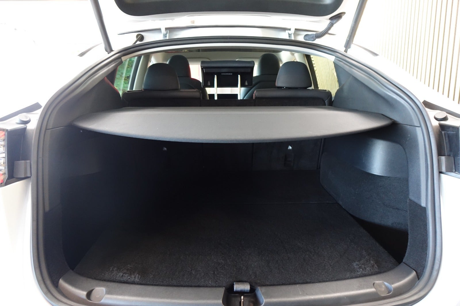 Hvid Tesla Model Y fra 2024
