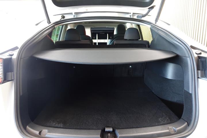 Hvid Tesla Model Y fra 2024