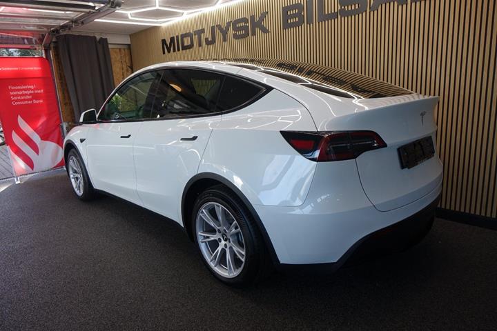 Hvid Tesla Model Y fra 2024