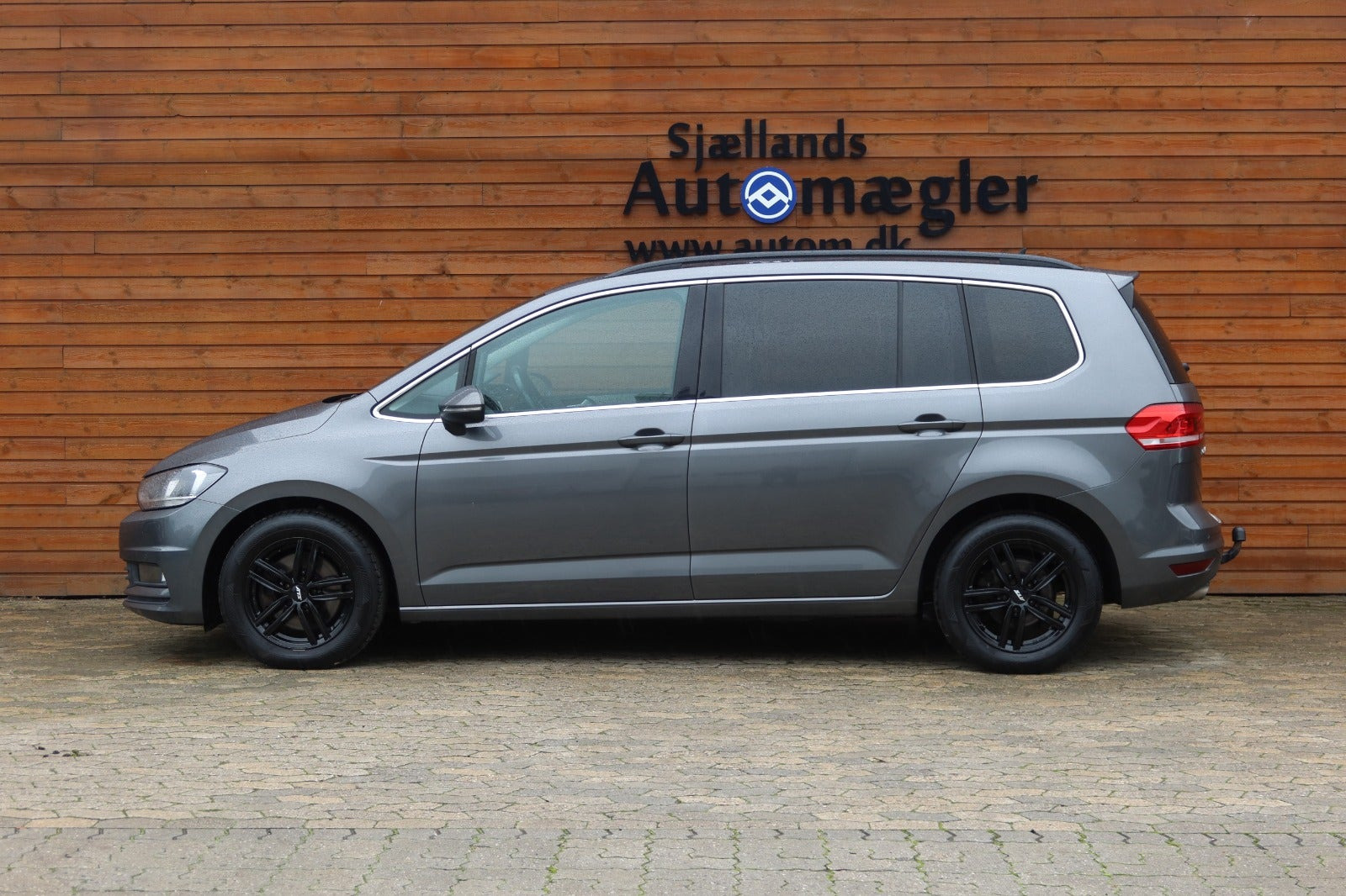 Grå VW Touran fra 2018