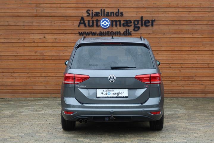 Grå VW Touran fra 2018