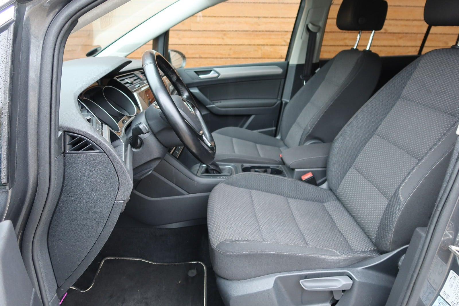 Grå VW Touran fra 2018