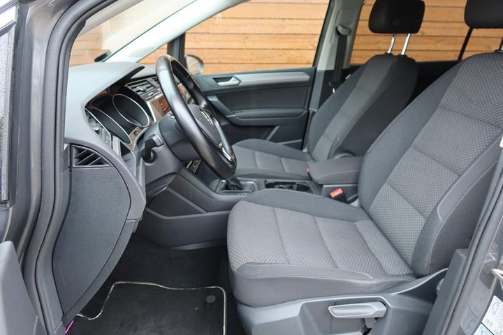 Grå VW Touran fra 2018