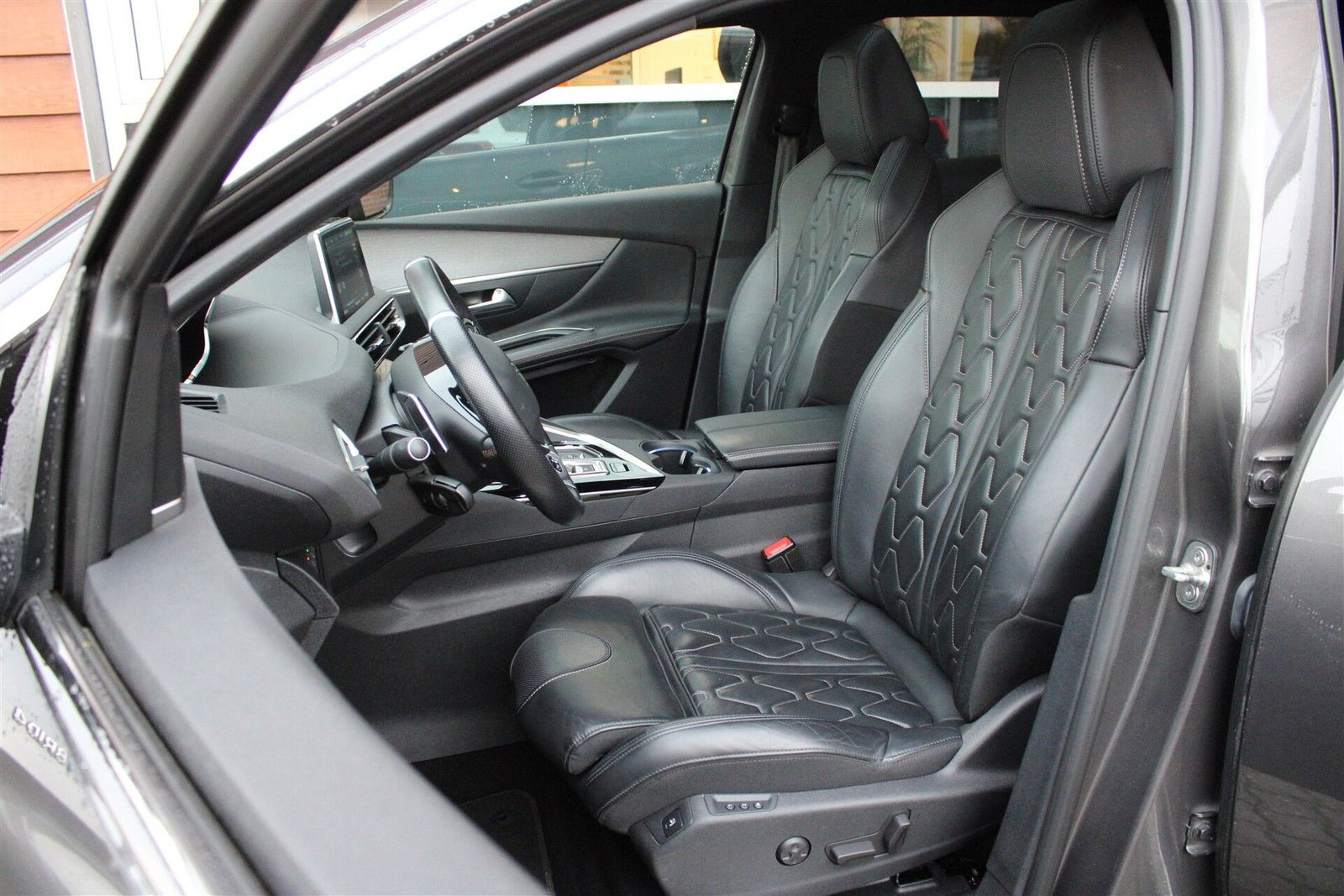 Grå Peugeot 3008 fra 2020