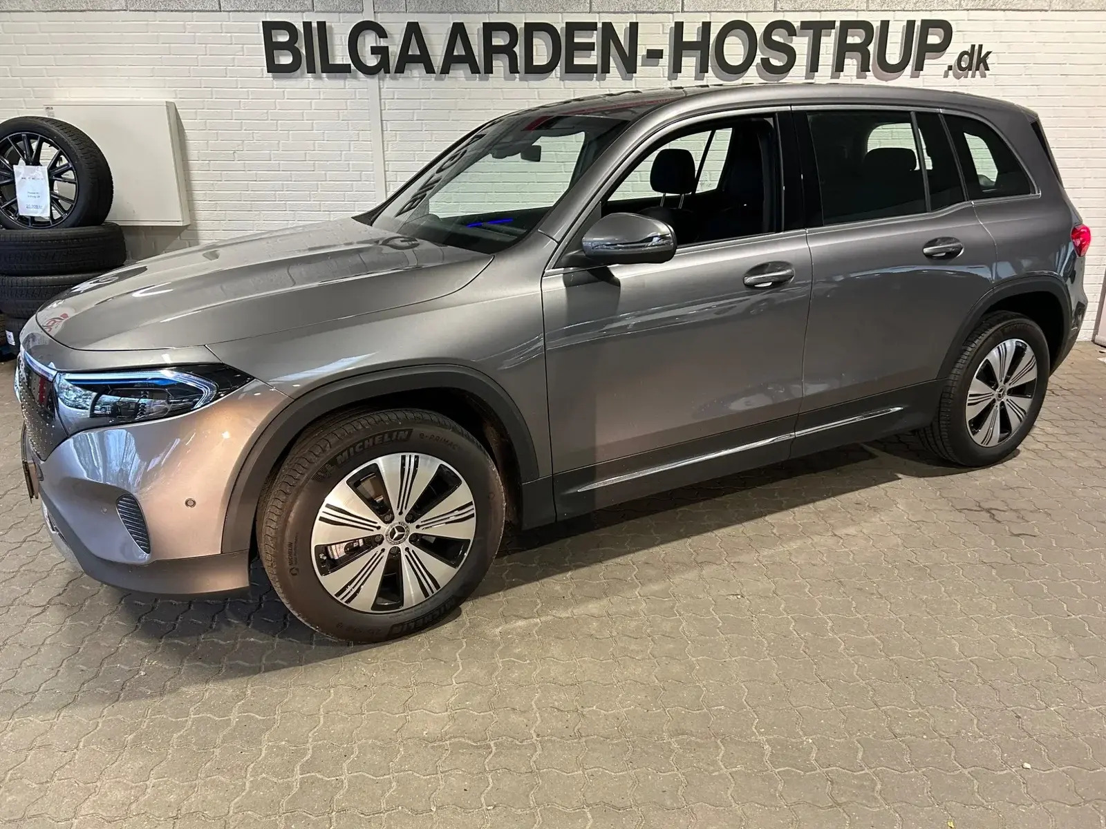 Grå Mercedes EQB250+ fra 2025