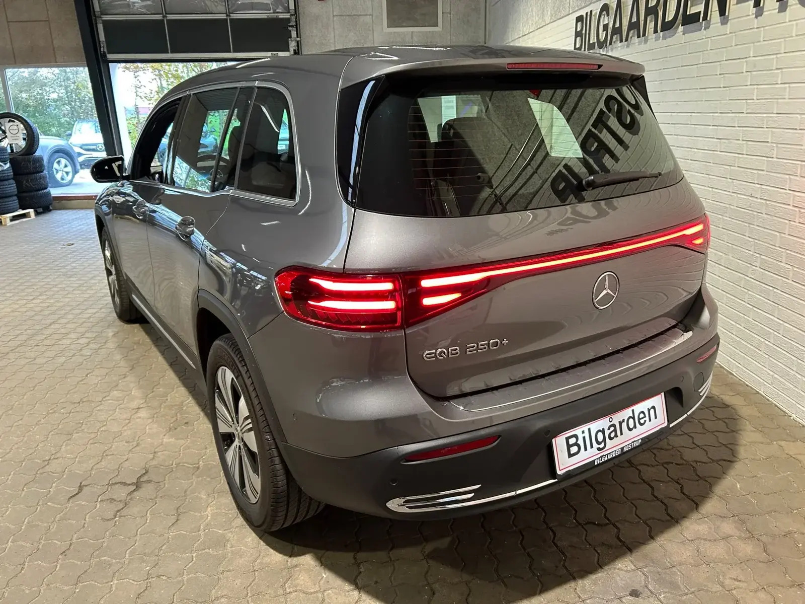 Grå Mercedes EQB250+ fra 2025