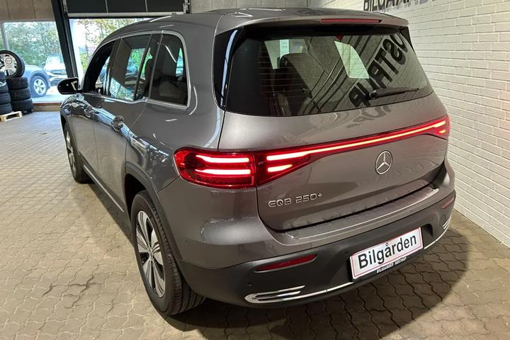 Grå Mercedes EQB250+ fra 2025