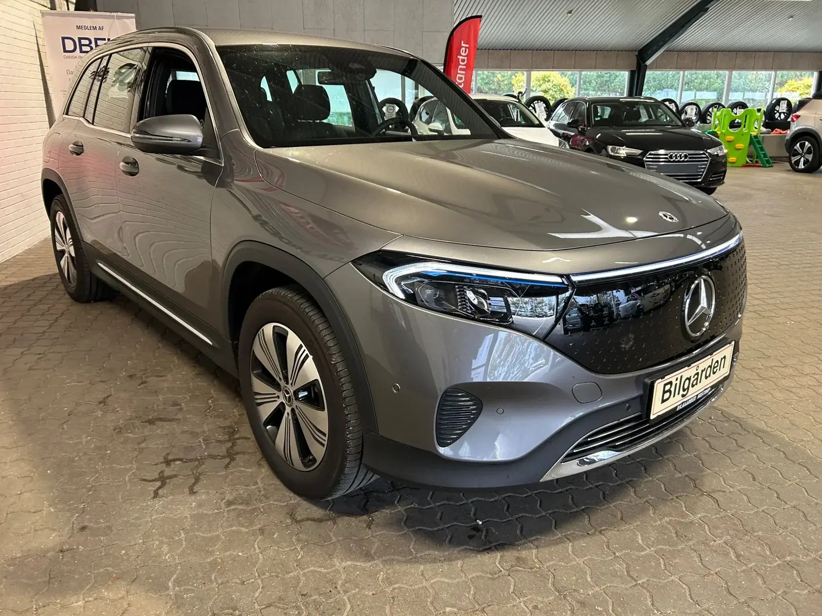 Grå Mercedes EQB250+ fra 2025