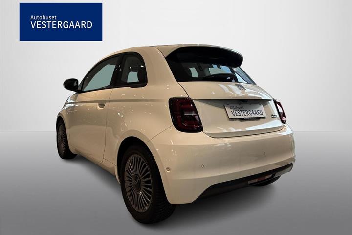 Hvid Fiat 500e fra 2023