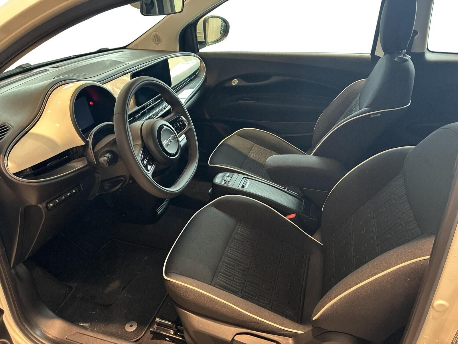 Hvid Fiat 500e fra 2023
