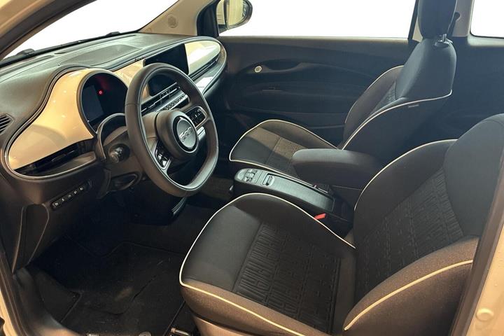 Hvid Fiat 500e fra 2023