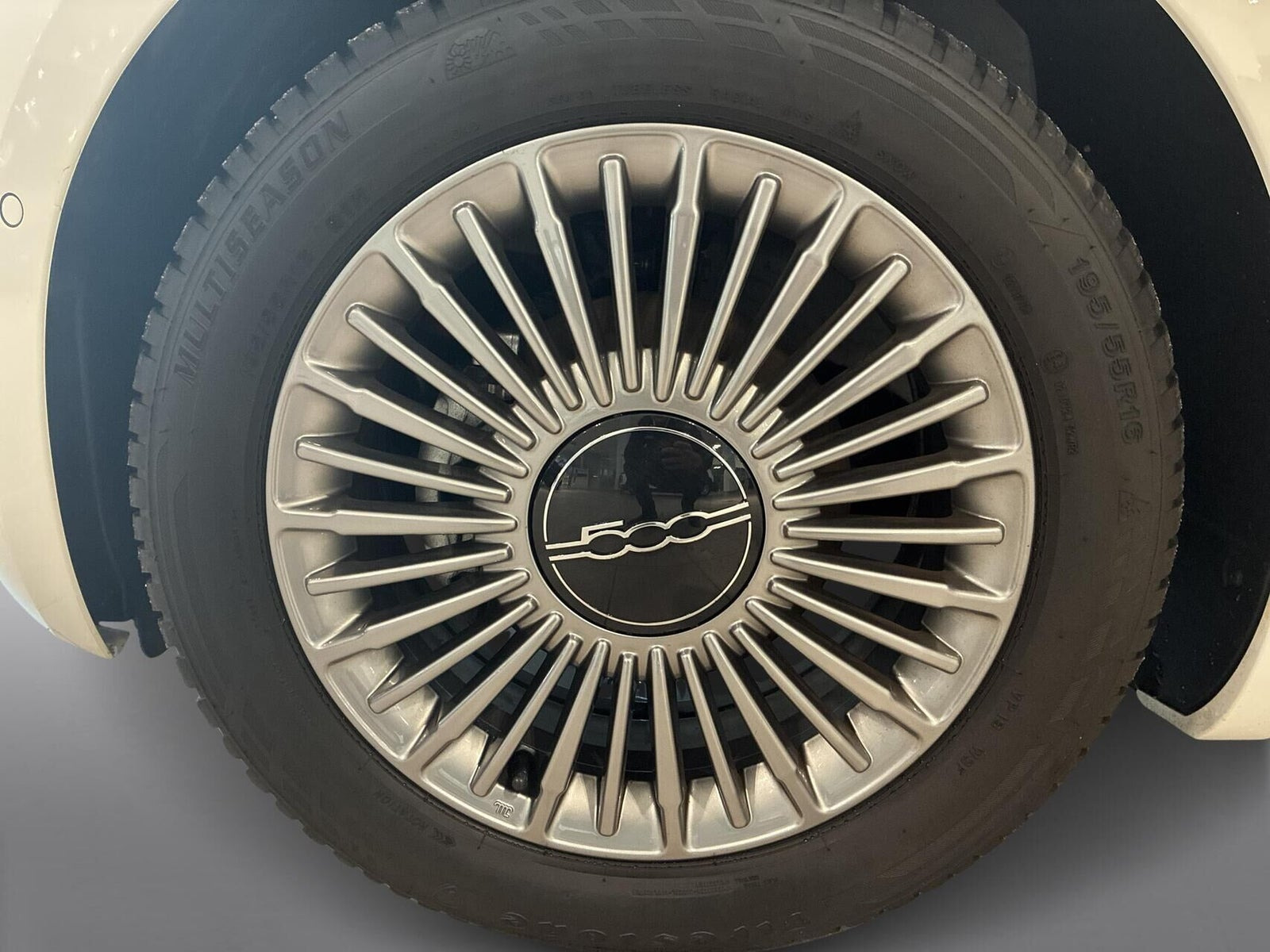 Hvid Fiat 500e fra 2023