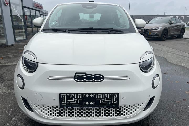 Hvid Fiat 500e fra 2024