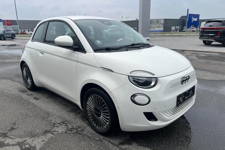 Hvid Fiat 500e fra 2024