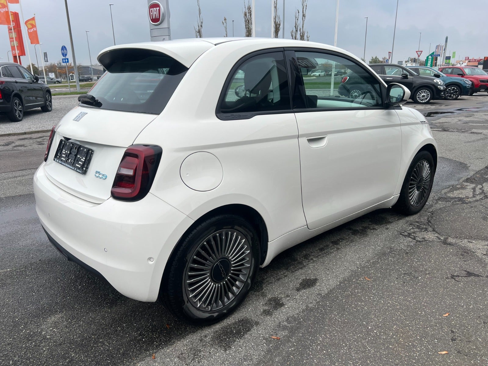 Hvid Fiat 500e fra 2024
