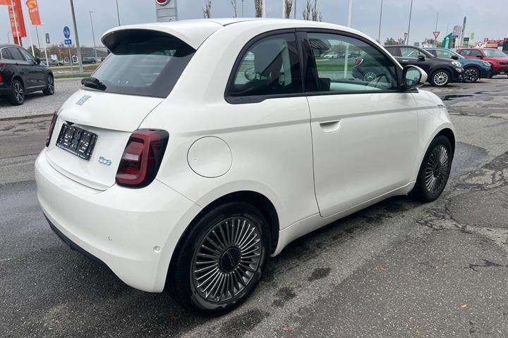 Hvid Fiat 500e fra 2024