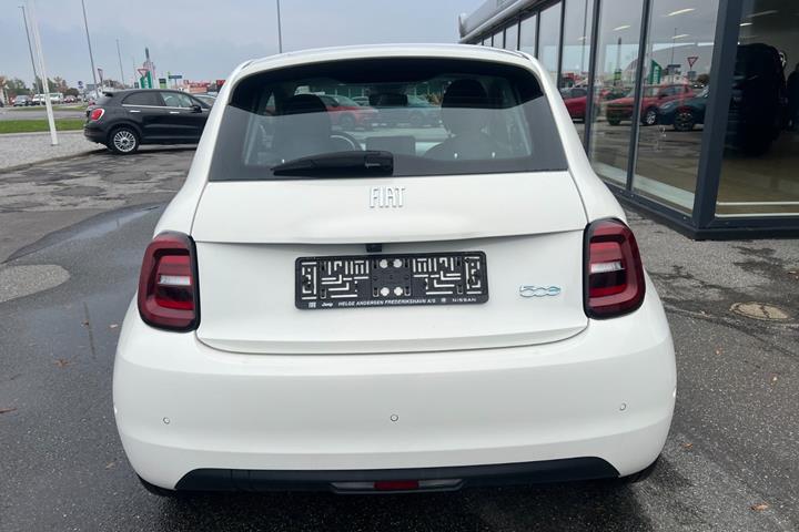 Hvid Fiat 500e fra 2024