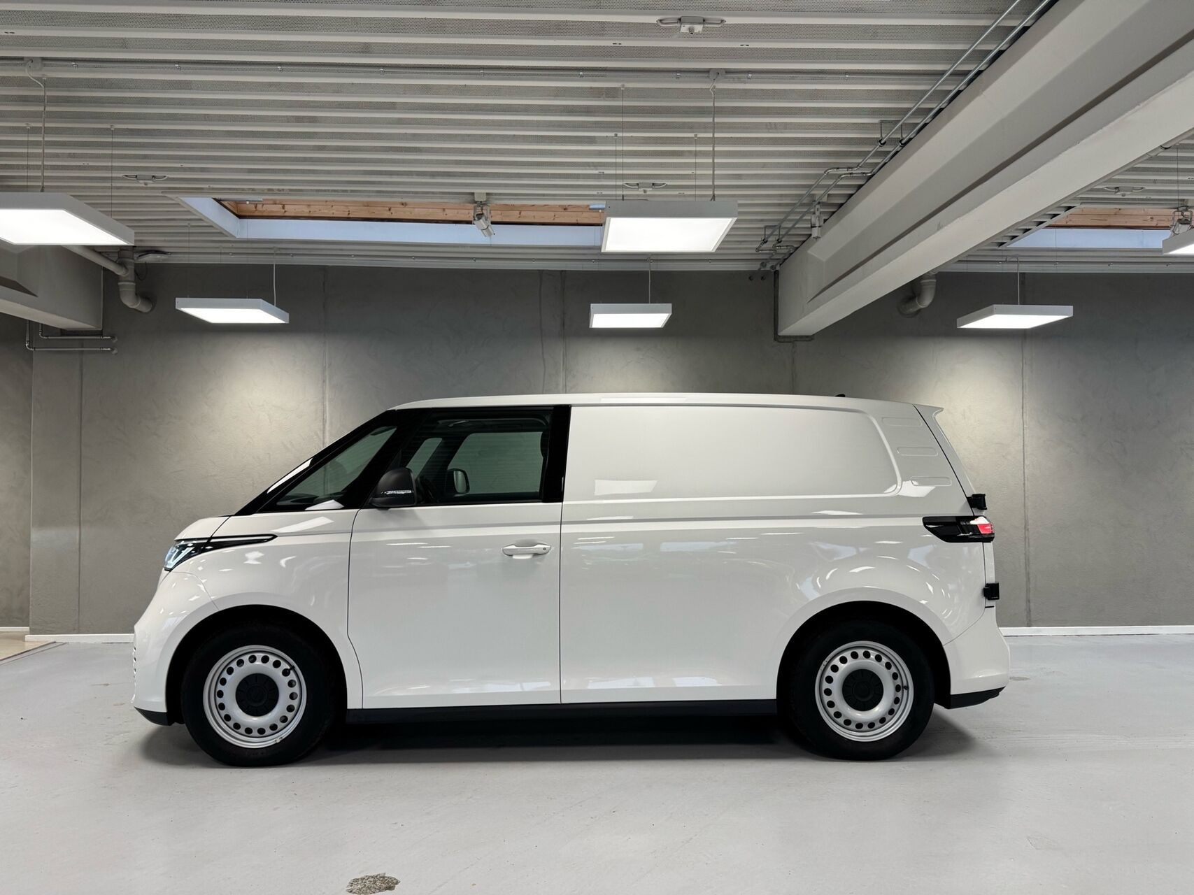 Hvid VW ID.Buzz Cargo fra 2024