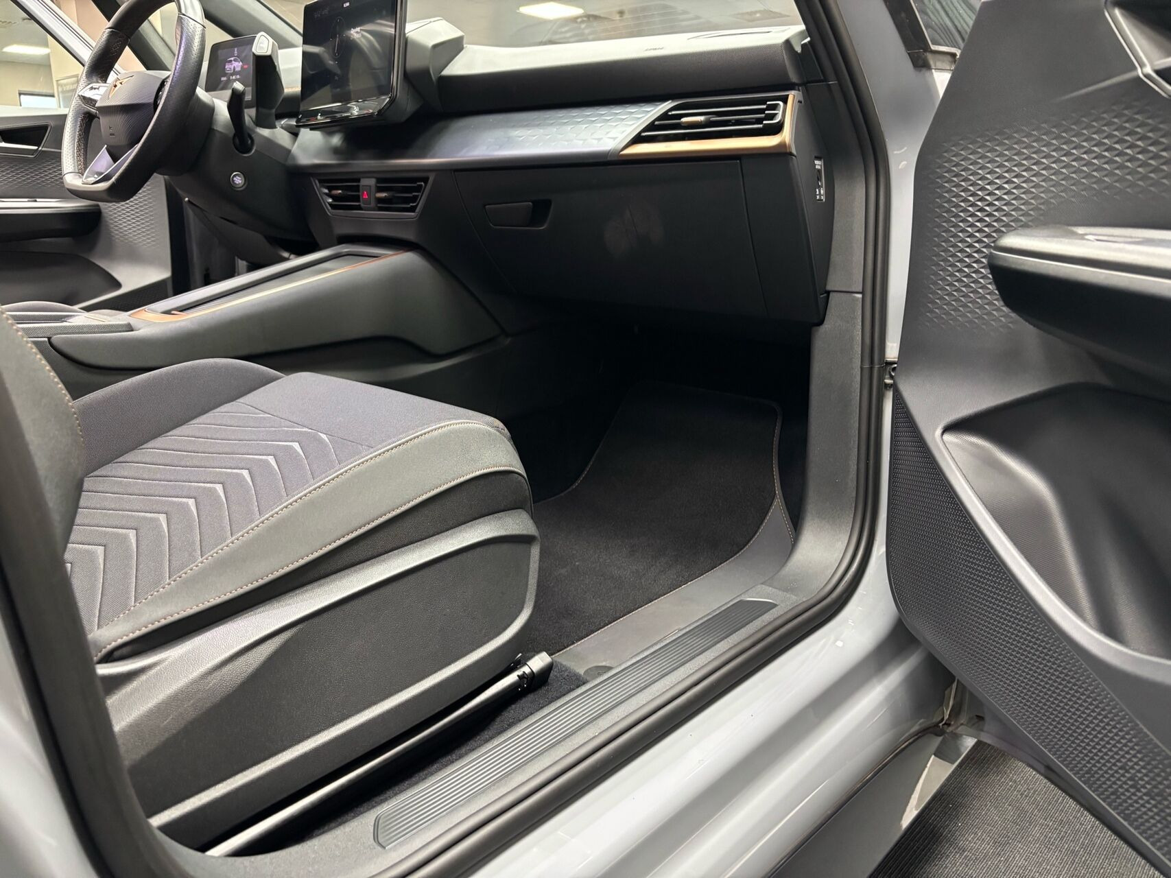 Grå Cupra Born fra 2023