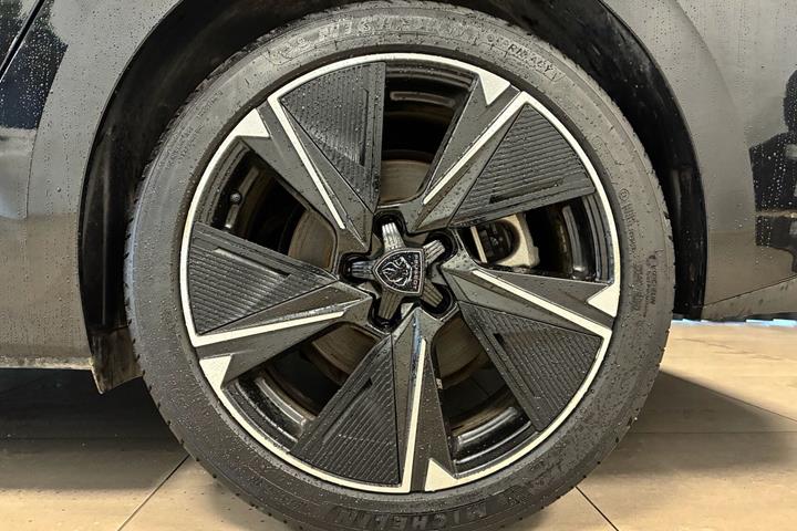 Sort Peugeot E-308 fra 2025