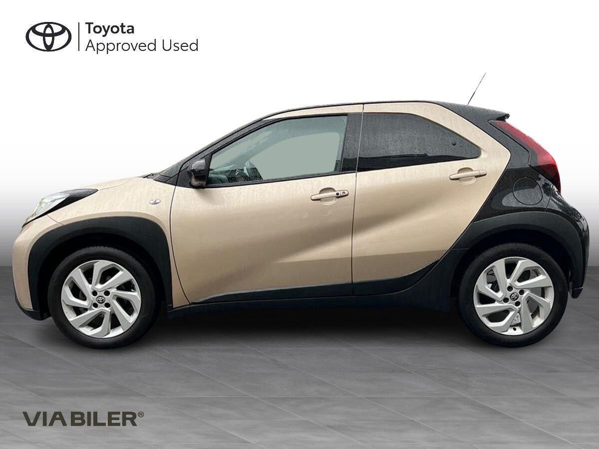 Beige Toyota Aygo X fra 2023