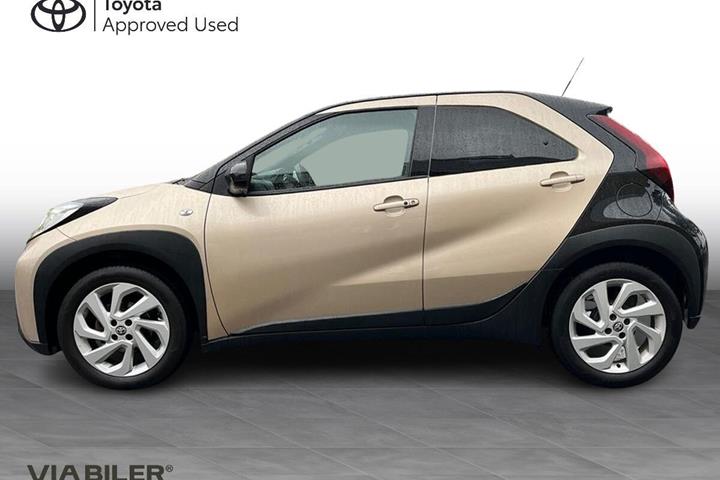 Beige Toyota Aygo X fra 2023