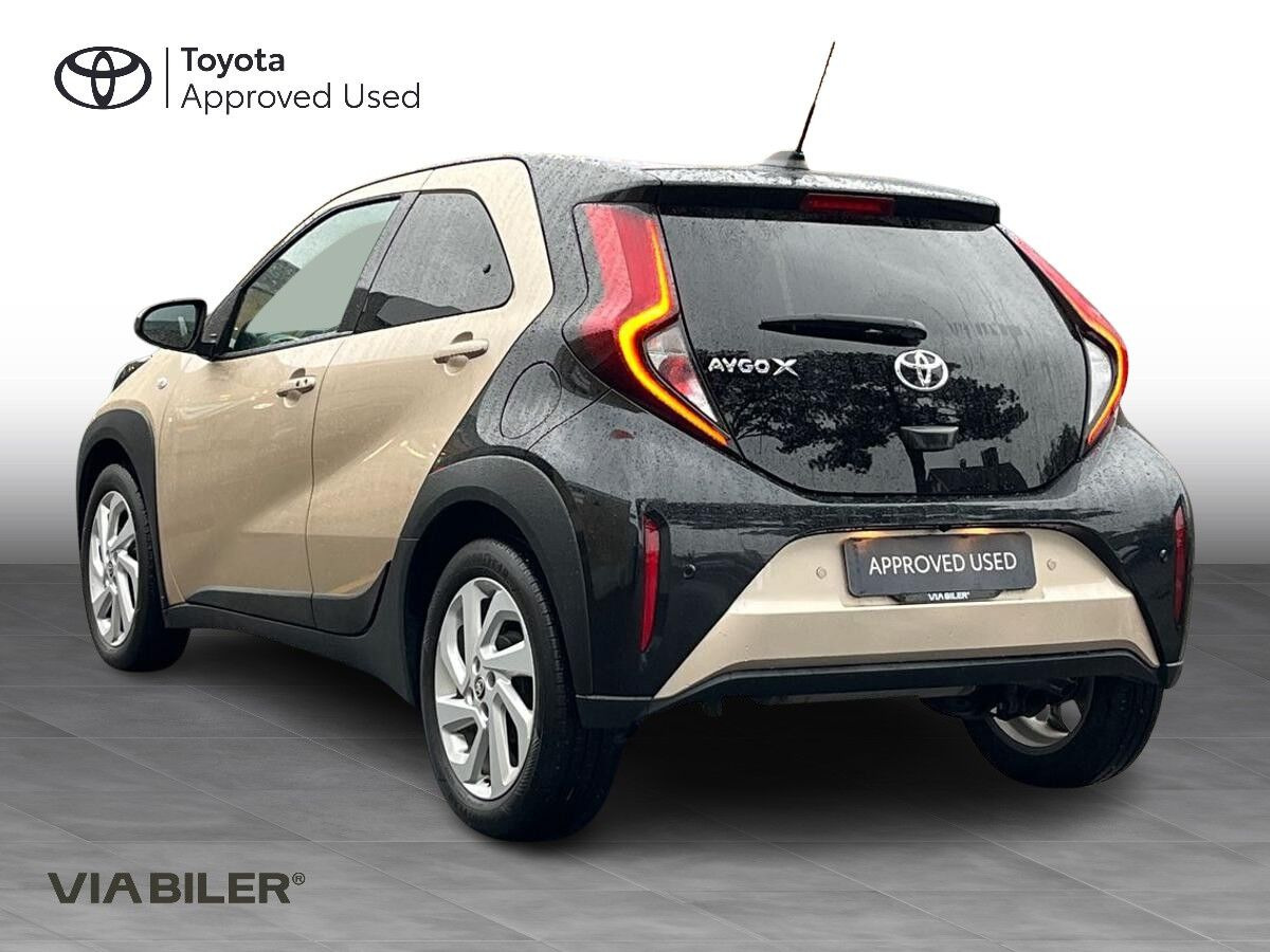Beige Toyota Aygo X fra 2023
