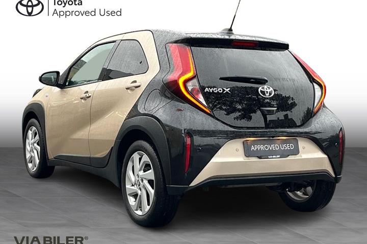 Beige Toyota Aygo X fra 2023