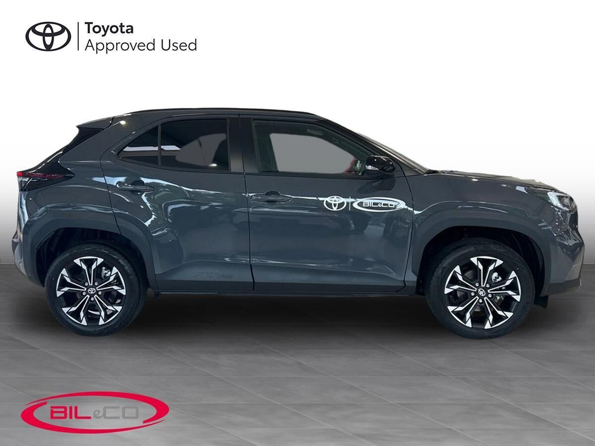Grå Toyota Yaris Cross fra 2026