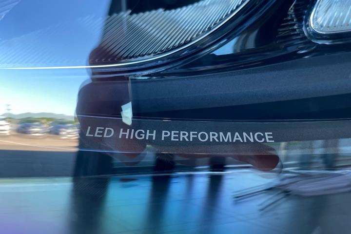 Hvid Mercedes EQE350 fra 2023