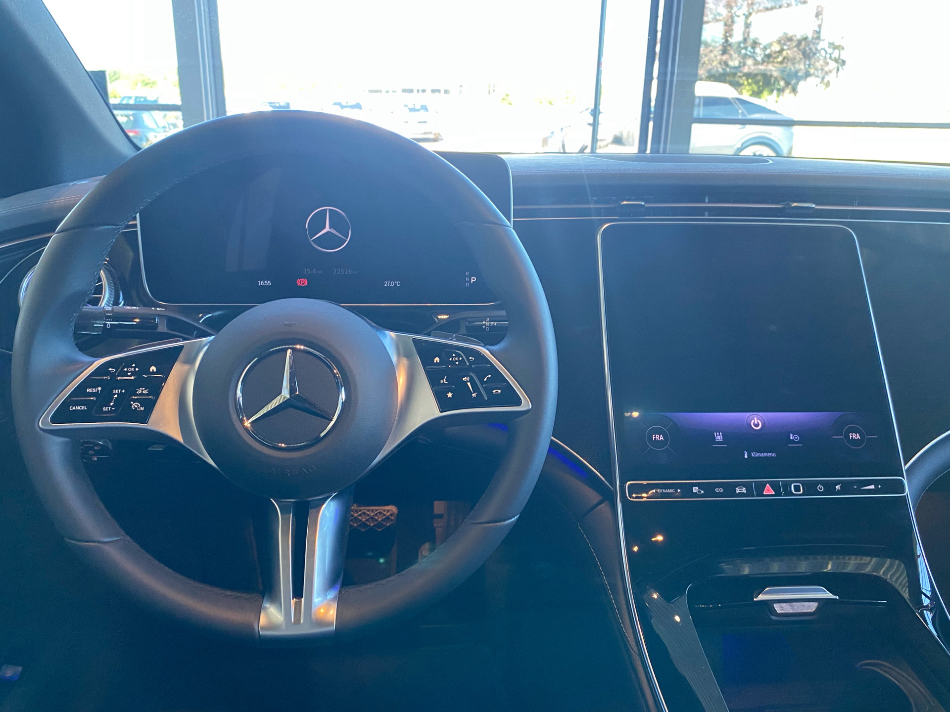 Hvid Mercedes EQE350 fra 2023