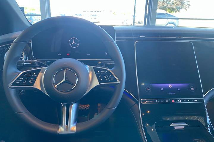Hvid Mercedes EQE350 fra 2023