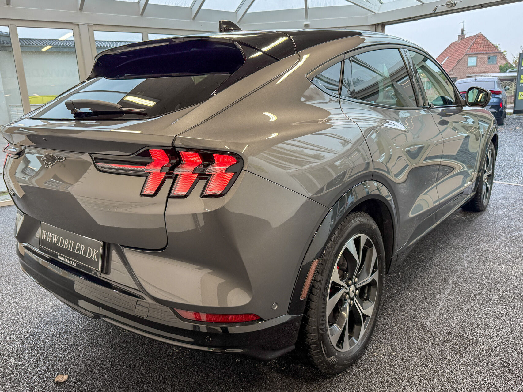 Grå Ford Mustang Mach-E fra 2023