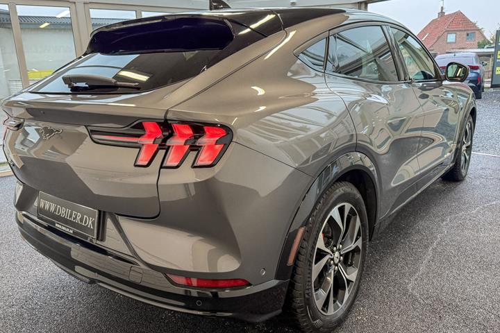 Grå Ford Mustang Mach-E fra 2023