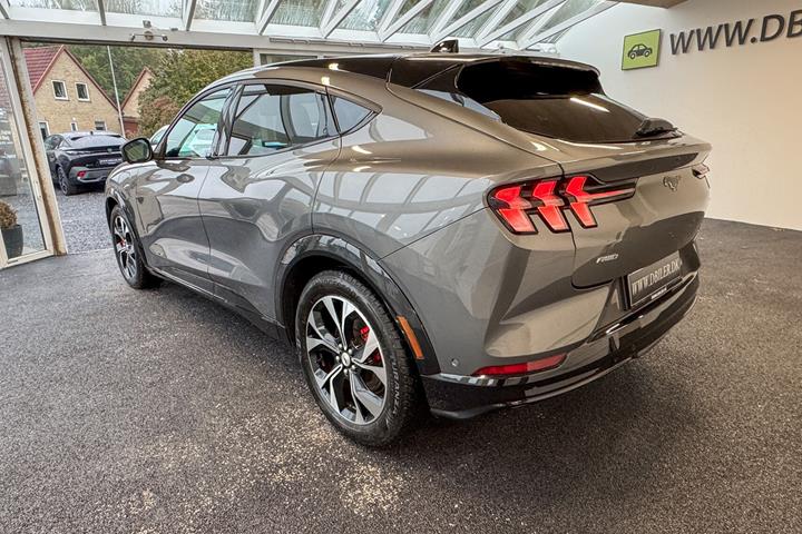 Grå Ford Mustang Mach-E fra 2023