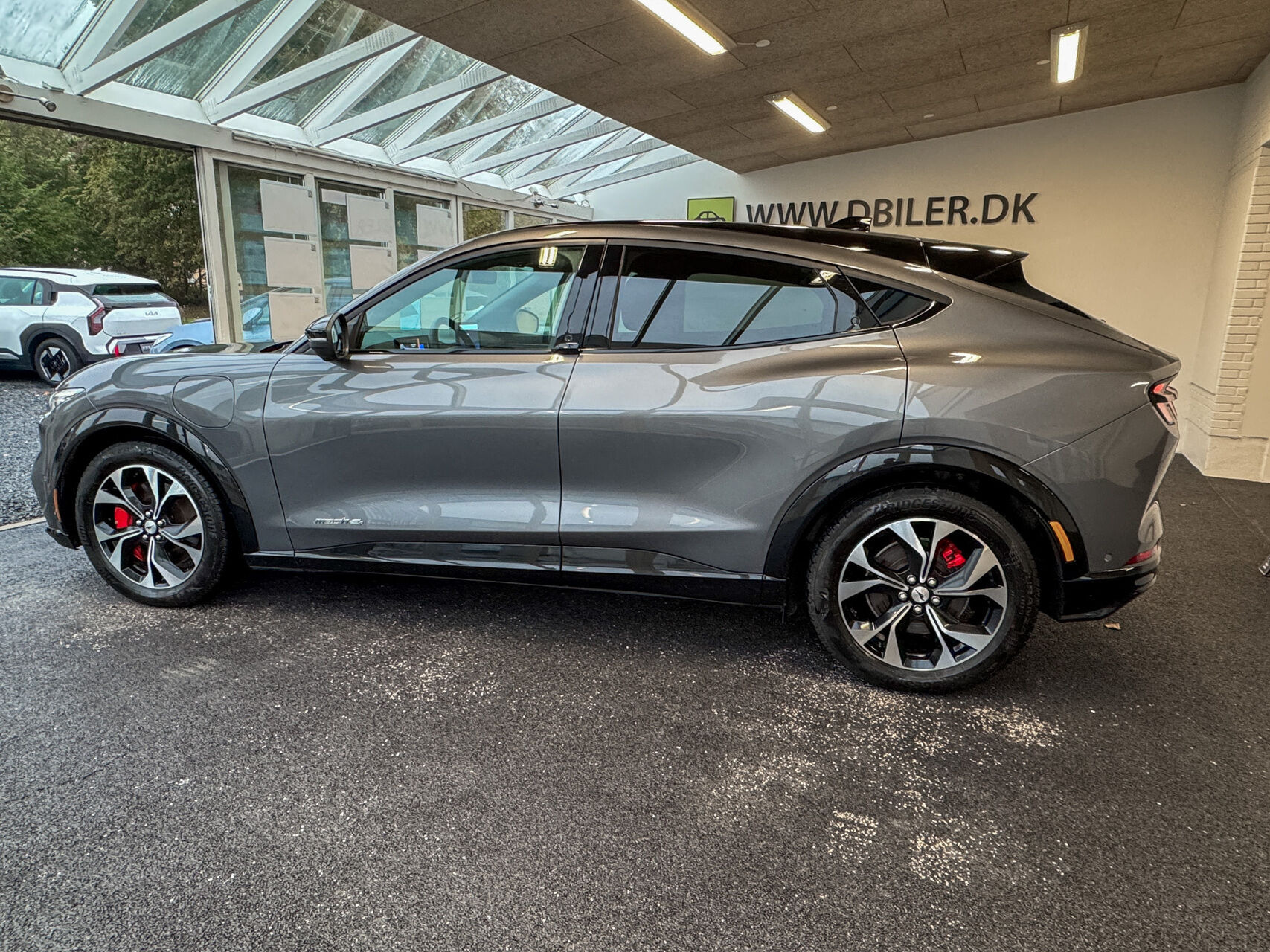 Grå Ford Mustang Mach-E fra 2023