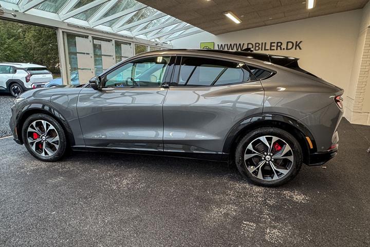 Grå Ford Mustang Mach-E fra 2023