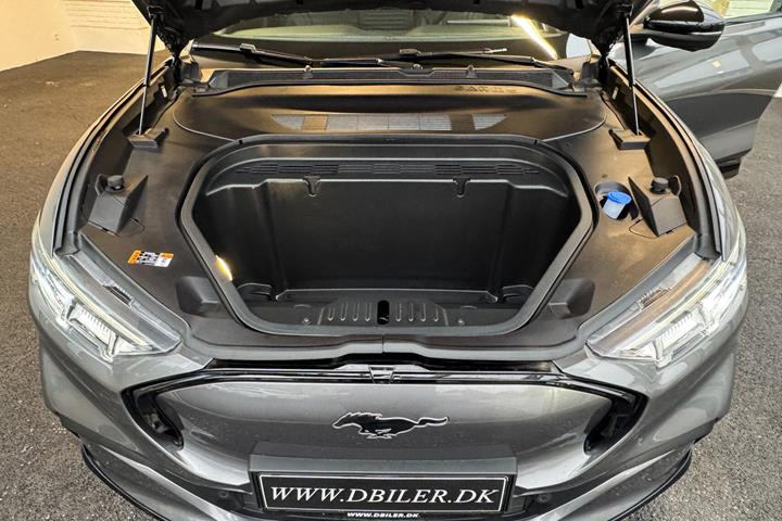 Grå Ford Mustang Mach-E fra 2023